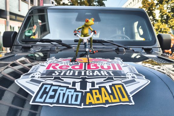 Robert beim Urban-Downhill-Event Cerro Abajo von Red Bull.